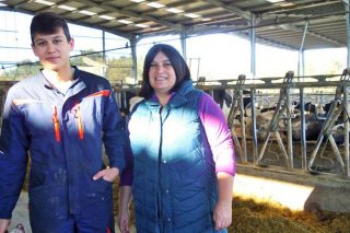 O Campo, unha explotación leiteira que atende ao gando e ao traballo agrario