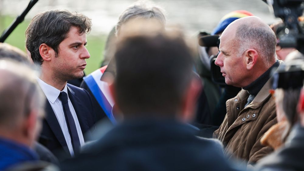 El primer ministro francés, Gabriel Attal, hablando cara a cara con Arnaud Rousseau, presidente de la FNSEA, el principal sindicato agrícola del país