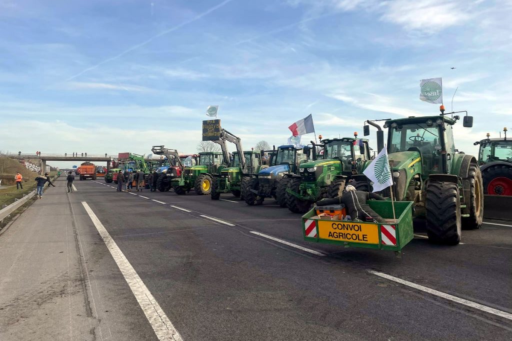Los tractores mantienen cortadas numerosas autovías y autopistas en Francia