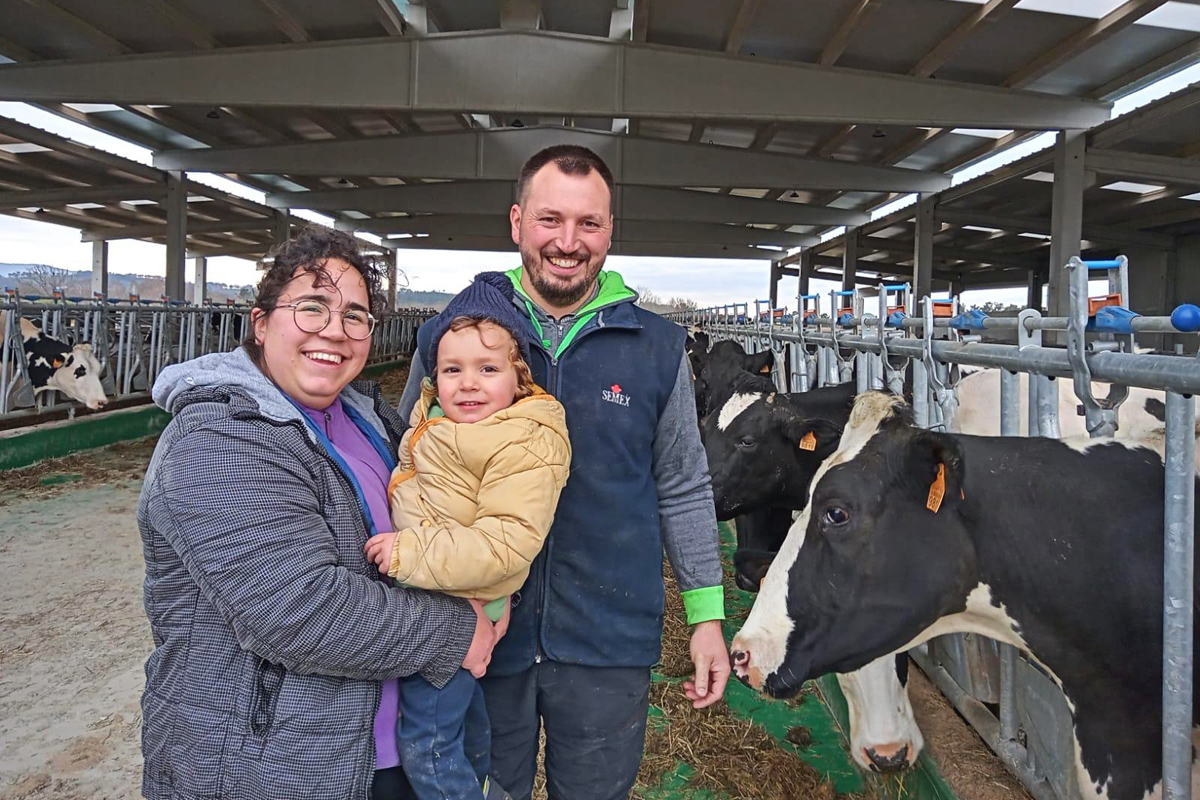 Águeda e Miguel, xunto ao seu fillo Lucas, no novo establo de Capón Holstein SC
