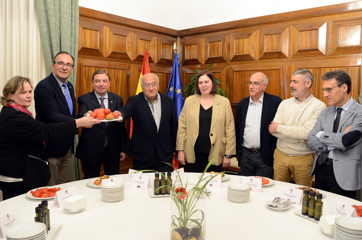 Cata de tomates en el Ministerio, tras la reunión entre Luis Planas y las organizaciones agrarias