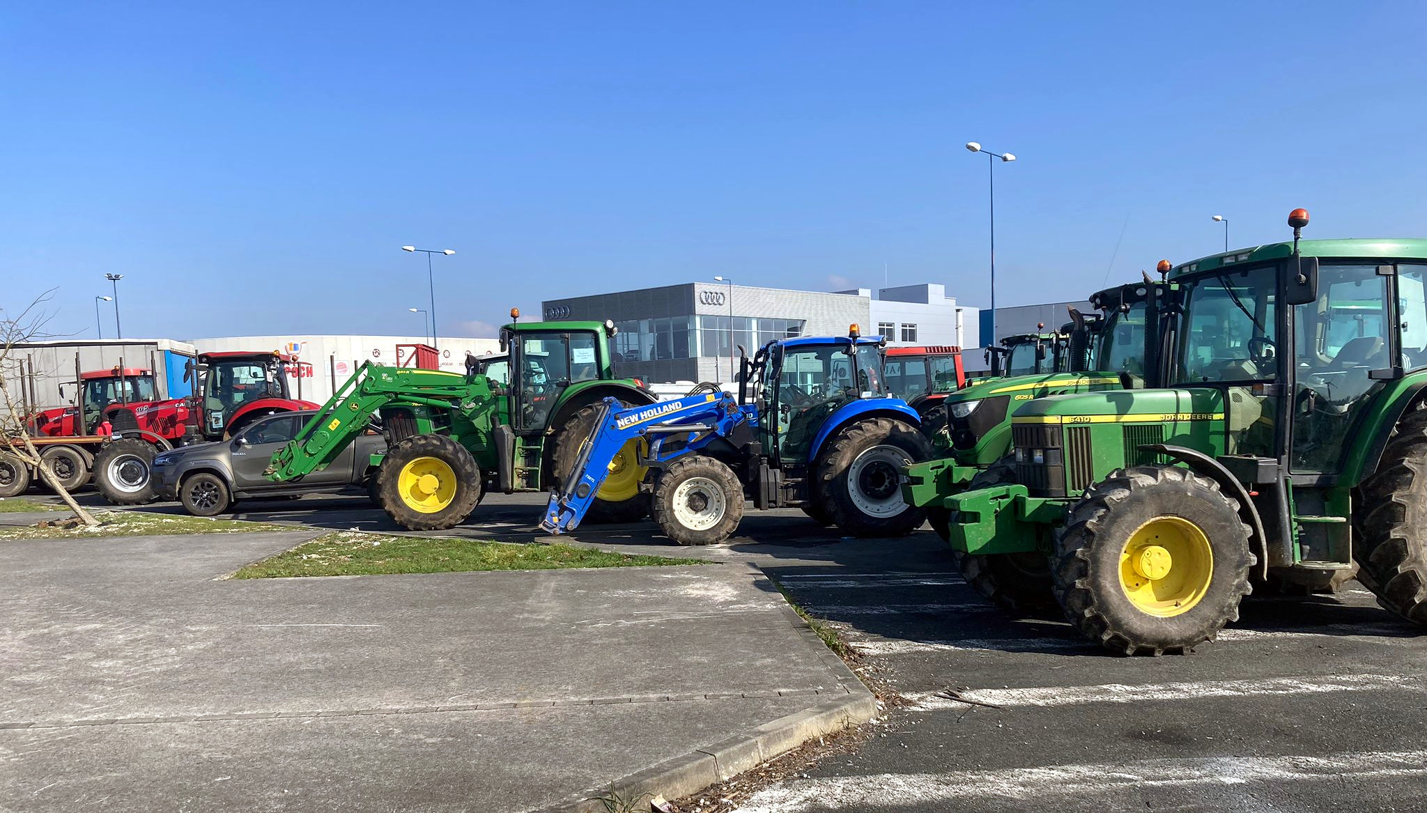 Tractores aparcados a mediodía no Polígono Industrial das Gándaras, en Lugo