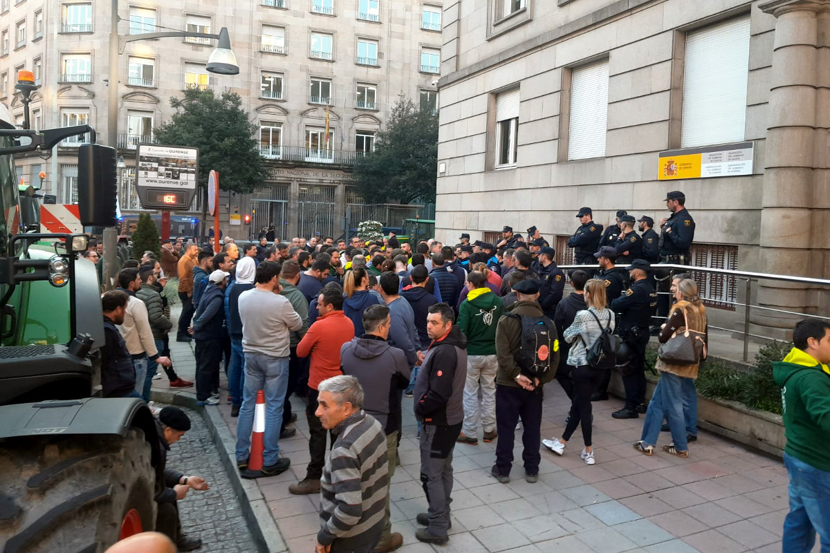 Protesta dos agricultores e gandeiros concentrados diante da Subdelegación do Goberno en Ourense