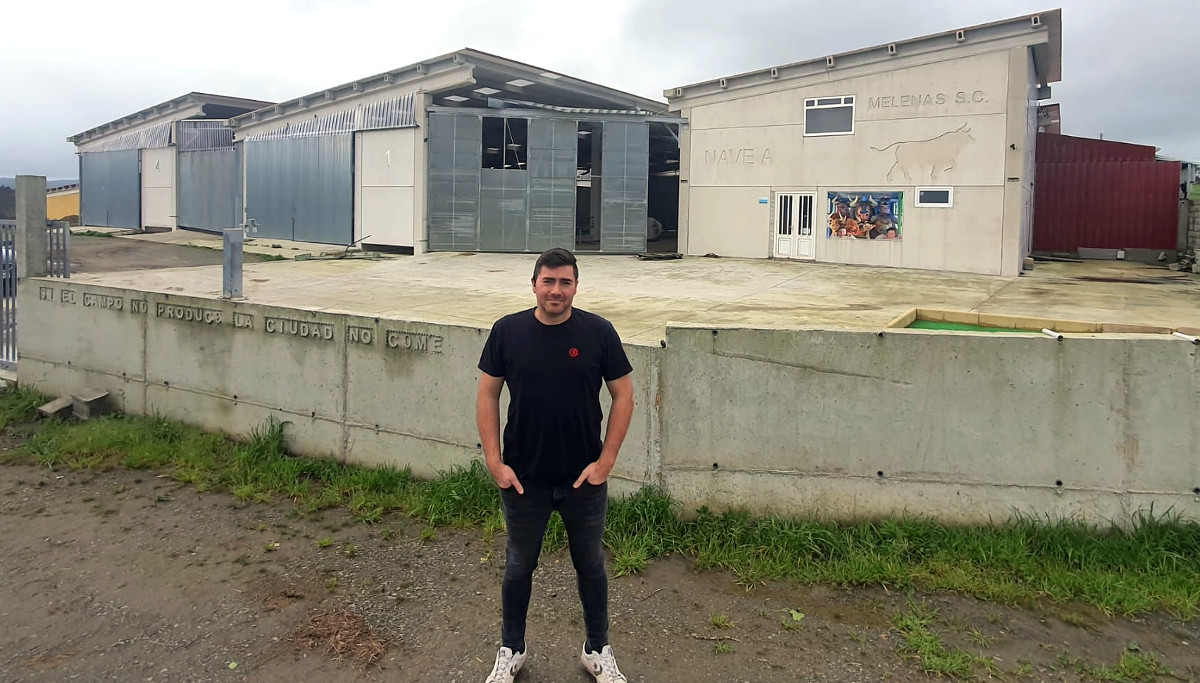 Jónathan Cives, diante das novas instalacións do seu cebadeiro en Mazaricos