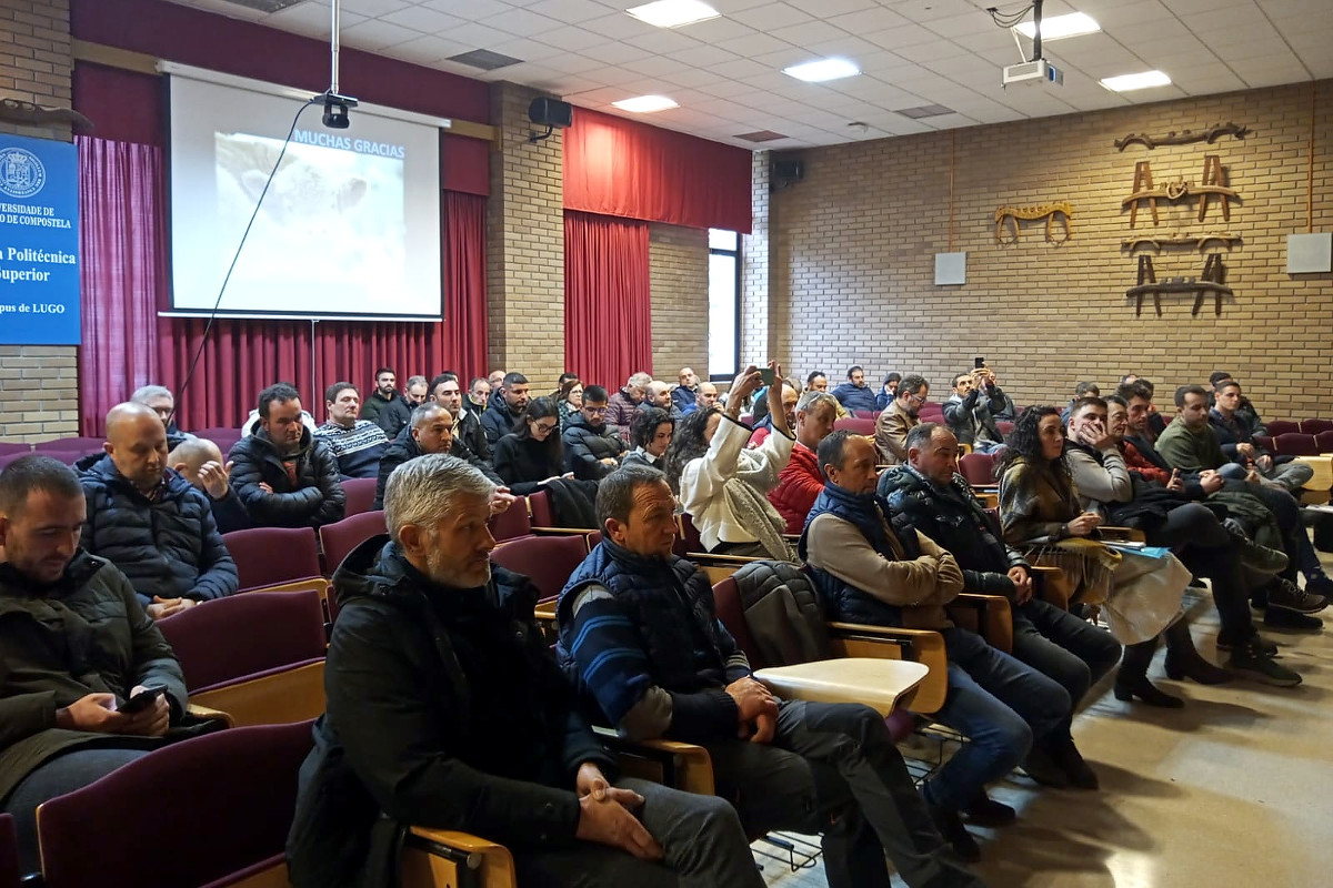 Gandeiros, veterinarios e público asistente ás xornadas organizadas por Agromuralla na Politécnica de Lugo