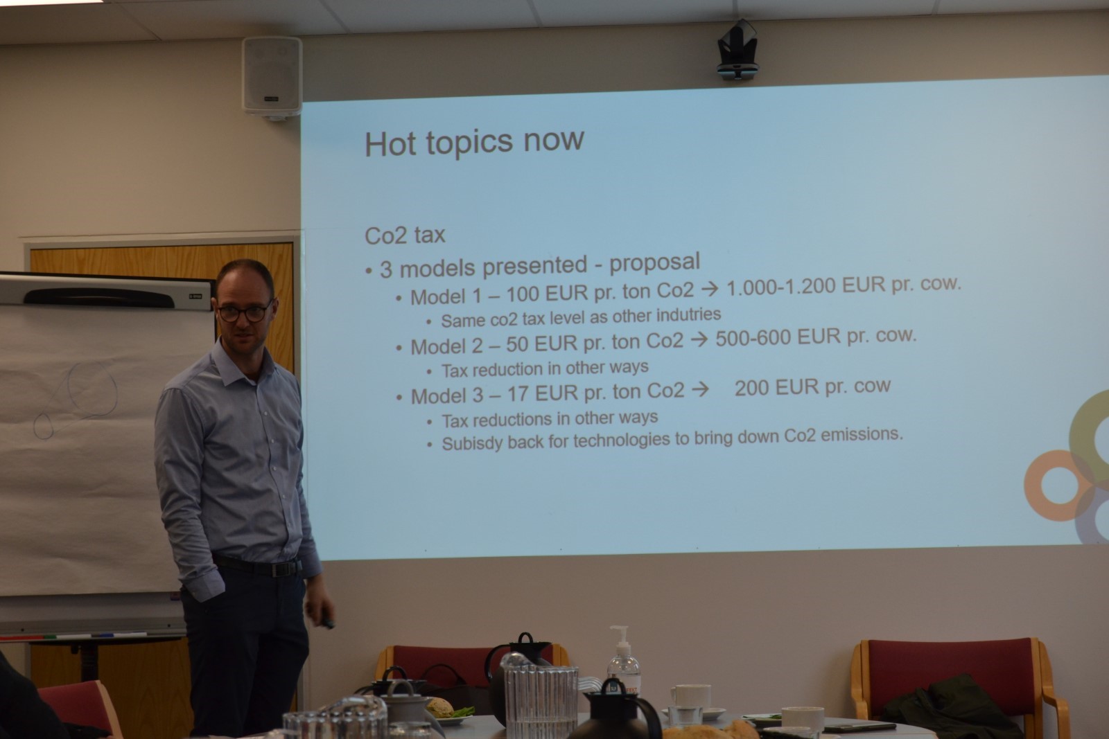 Jens Toksvig Bjerre explicando as posibles taxas por emisións de CO2 